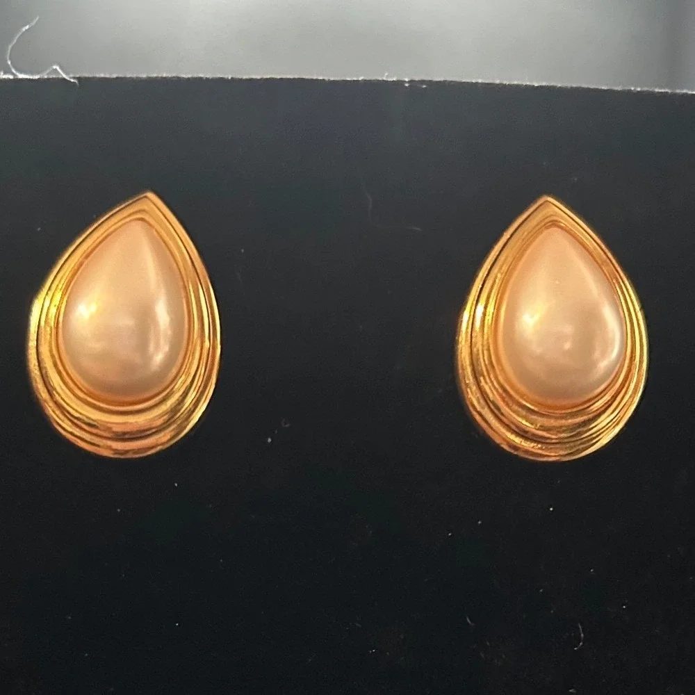 Marvella Vintage Gold Tone Faux Pearl Teardrop Stud Earrings Post Back Classic‎